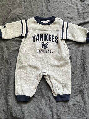Majestic New York Yankees grey baby onesie romper